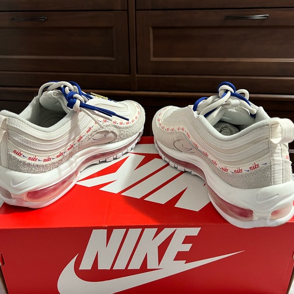 W AIR MAX 97 SE
LIGHT BONE/UNIVERSITY RED
OS CLAIR/UNIVERSITE ROUGE - Picture 8 of 9
